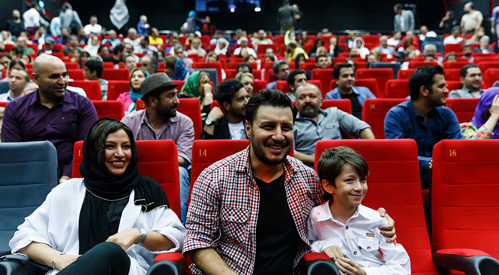 ماهان نصیری در اکران افتتاحیه فیلم سینمایی زاپاس به همراه مه‌لقا باقری و جواد عزتی