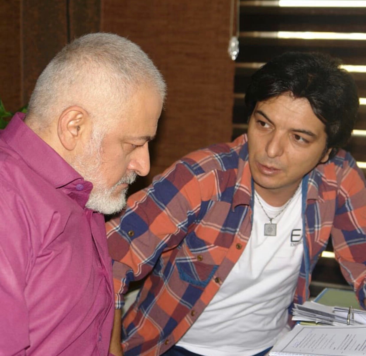 مجید مشیری در پشت صحنه سریال تلویزیونی مس به همراه عبدالرضا صادقی‌جهانی