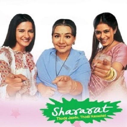 Eva Grover در صحنه سریال تلویزیونی Shararat به همراه Farida Jalal و Shruti Seth