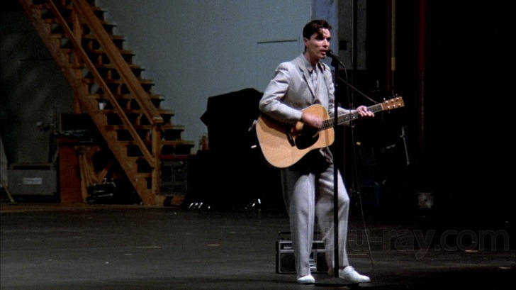 David Byrne در صحنه فیلم سینمایی Stop Making Sense