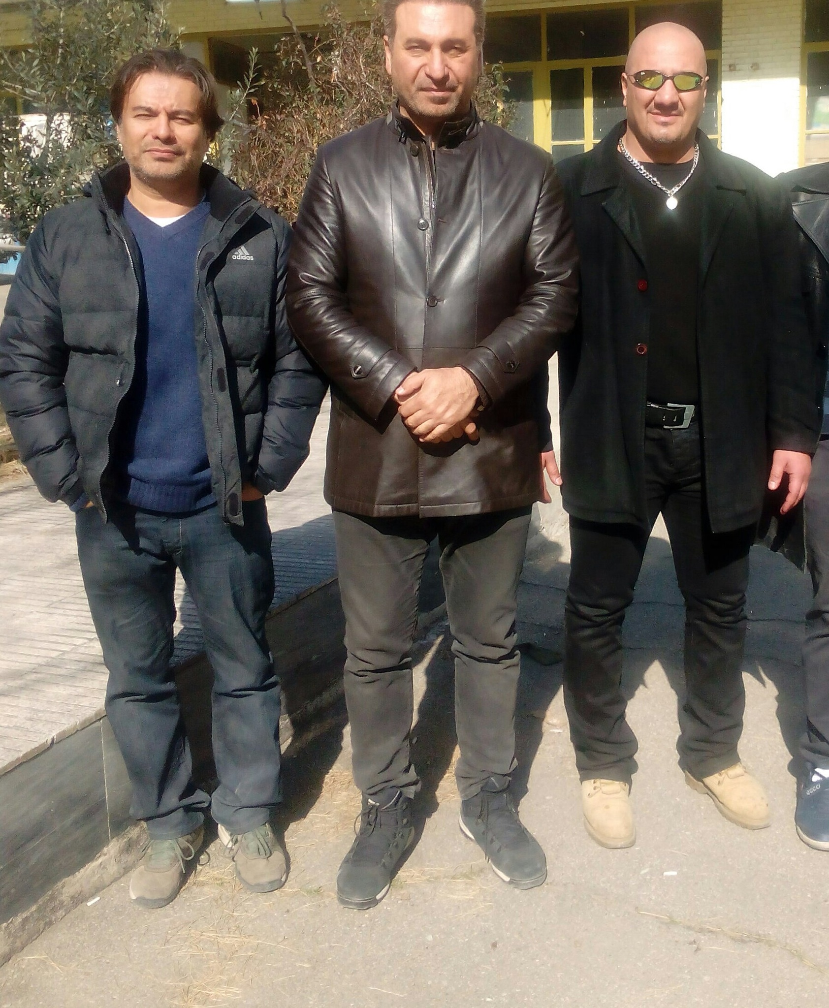 تصویری از علیرضا توپچی، بازیگر سینما و تلویزیون در حال بازیگری سر صحنه یکی از آثارش