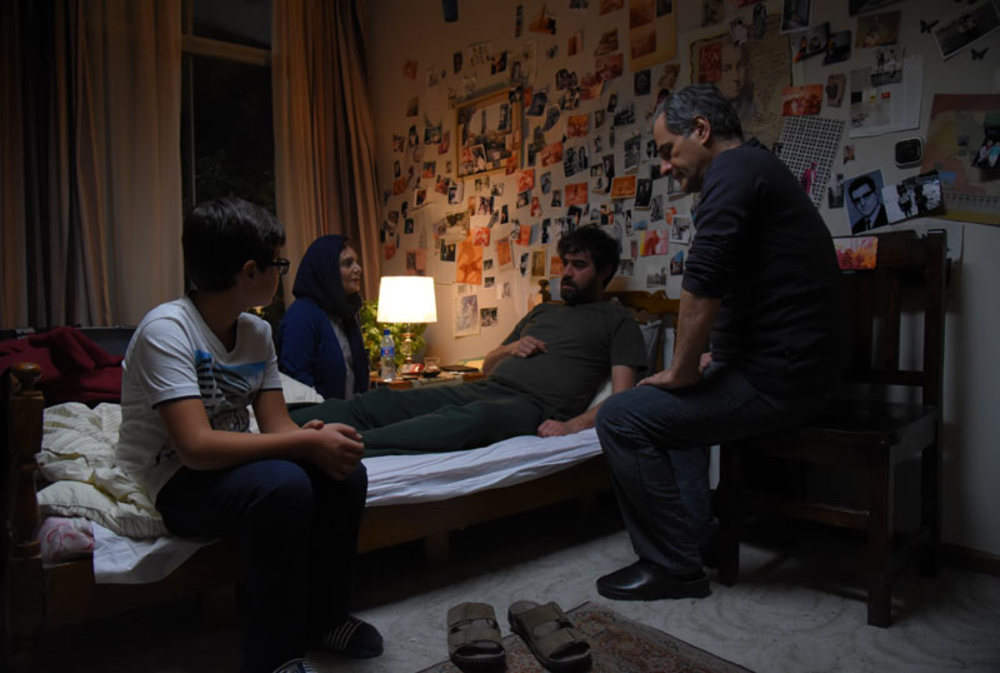 سید‌شهاب حسینی در صحنه فیلم سینمایی برادرم خسرو به همراه هنگامه قاضیانی و سیدناصر هاشمی