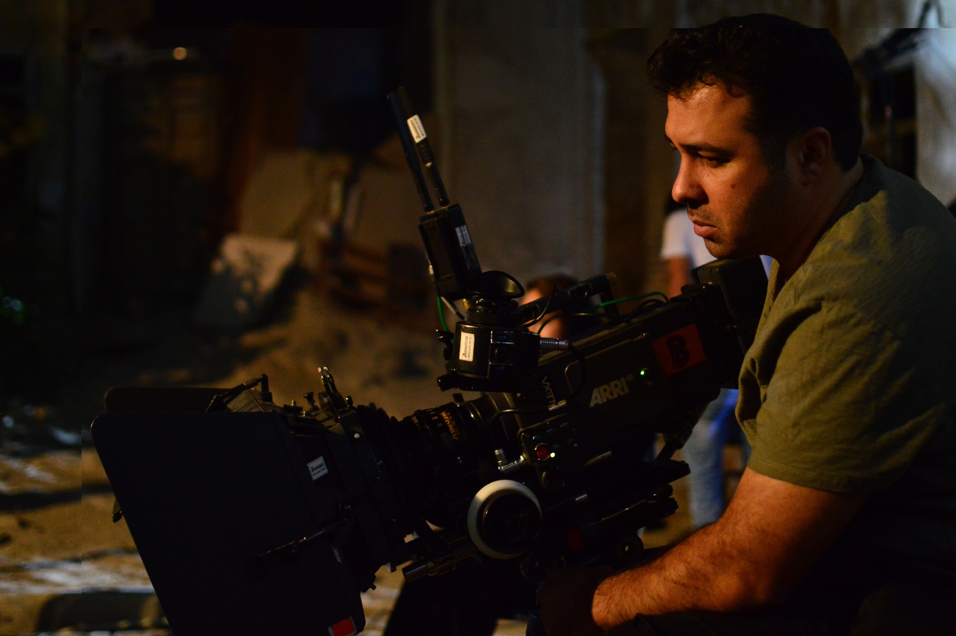 تصویری از مهدی افشار، مدیر فیلم برداری و دستیار دوم فیلمبردار سینما و تلویزیون در حال بازیگری سر صحنه یکی از آثارش