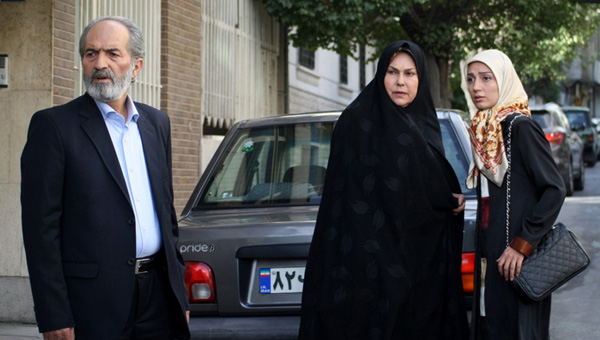 مهرانه مهین‌ترابی در صحنه سریال تلویزیونی همه‌چیز آنجاست به همراه حدیث میرامینی و سیدمحمد عمرانی