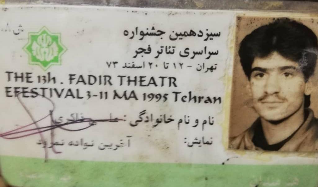 تصویری از علی ذاکری، بازیگر سینما و تلویزیون در پشت صحنه یکی از آثارش