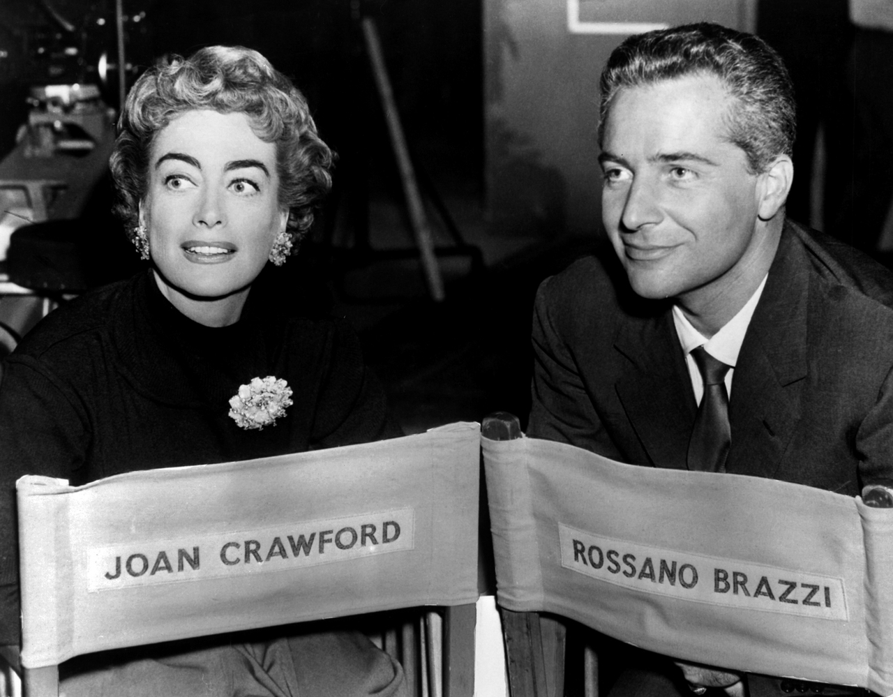Joan Crawford در صحنه فیلم سینمایی The Story of Esther Costello به همراه Rossano Brazzi