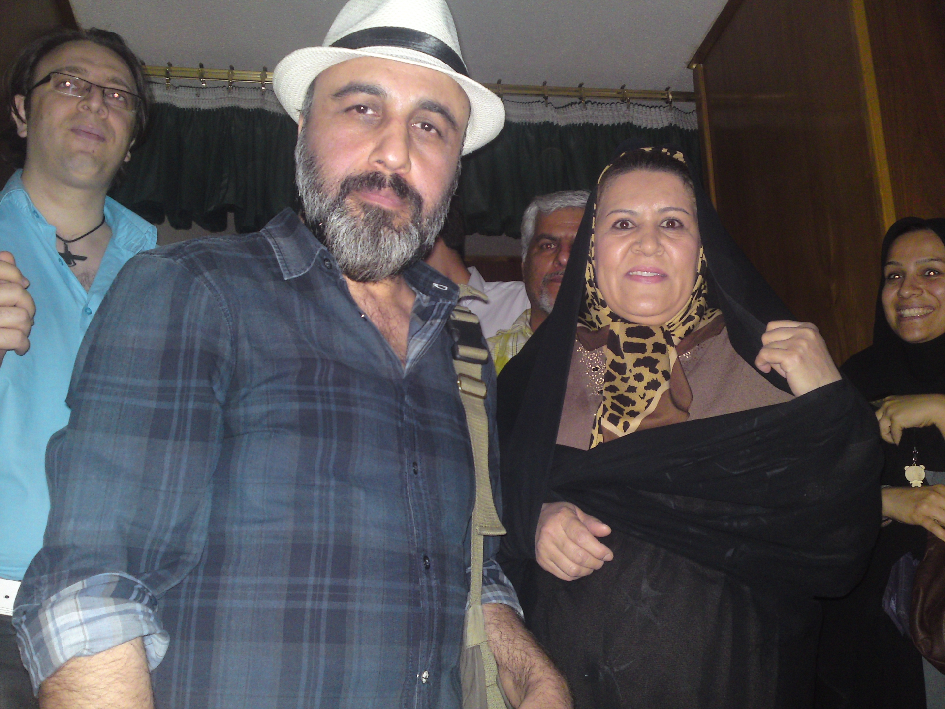 تصویری از راضیه خیراندیش، بازیگر سینما و تلویزیون در حال بازیگری سر صحنه یکی از آثارش