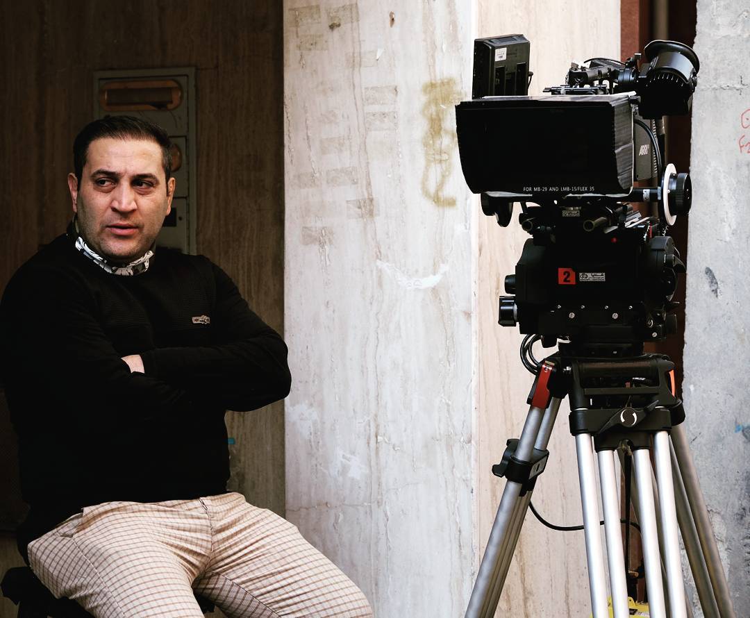 تصویری از بهادر مافی، بازیگر و گروه فیلمبرداری سینما و تلویزیون در پشت صحنه یکی از آثارش