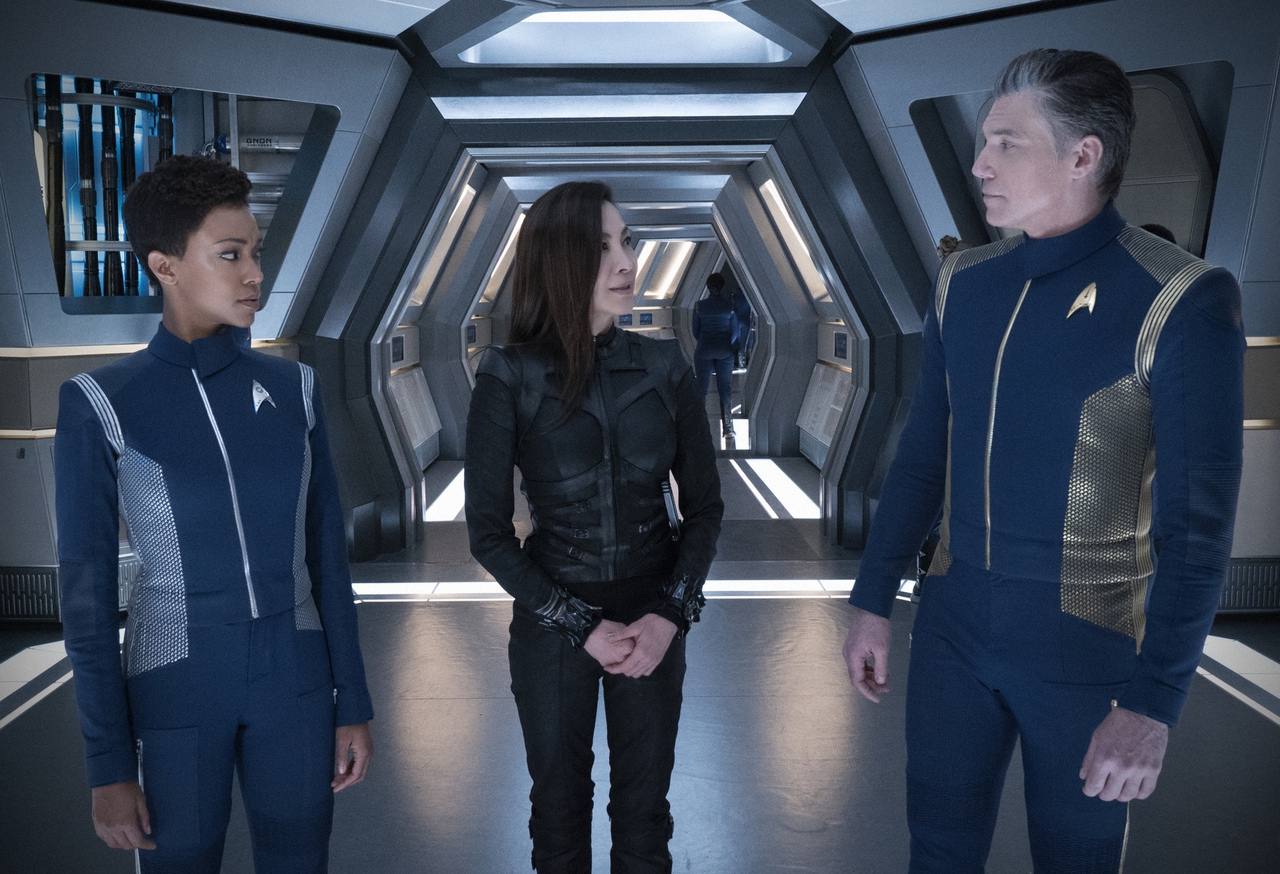 سنیکا مارتین-گرین در صحنه سریال تلویزیونی Star Trek: Discovery به همراه انسون مونت و میشل یئو