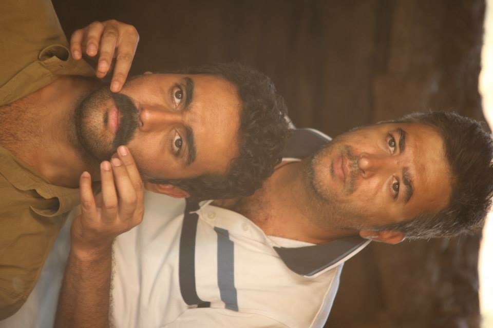 تصویری از علیرضا باقربیگی، طراح گریم و مدیر تولید سینما و تلویزیون در حال بازیگری سر صحنه یکی از آثارش