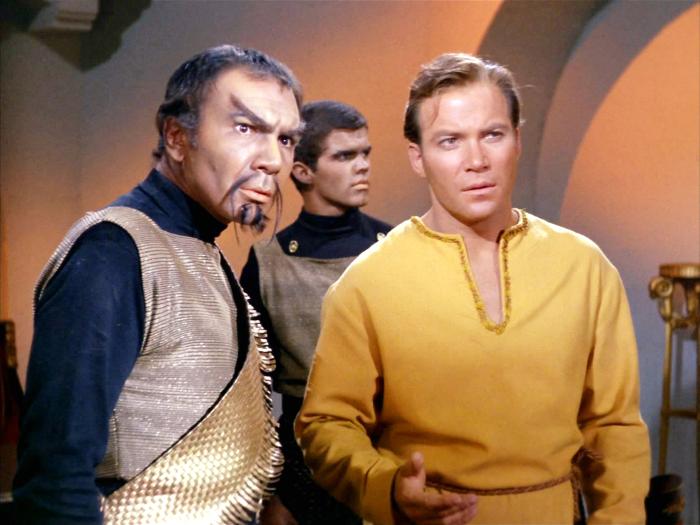 John Colicos در صحنه سریال تلویزیونی پیشتازان فضا به همراه William Shatner