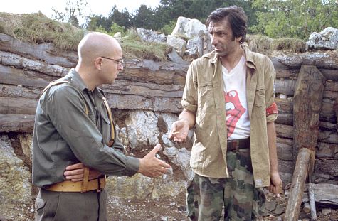 Branko Djuric در صحنه فیلم سینمایی سرزمین هیچکس به همراه Rene Bitorajac