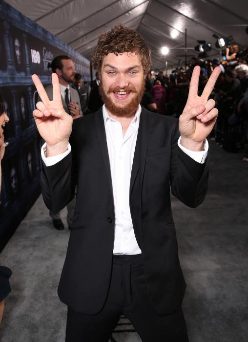 Finn Jones در صحنه سریال تلویزیونی بازی تاج و تخت