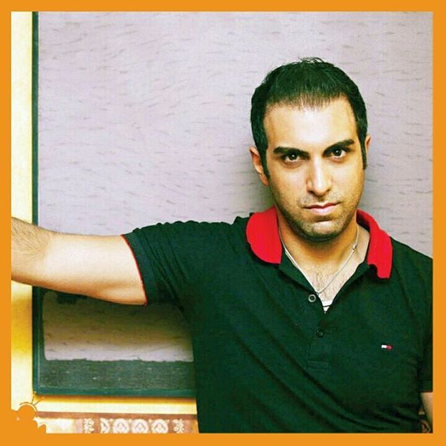 تصویری از پولاد کیمیایی، بازیگر و کارگردان سینما و تلویزیون در حال بازیگری سر صحنه یکی از آثارش