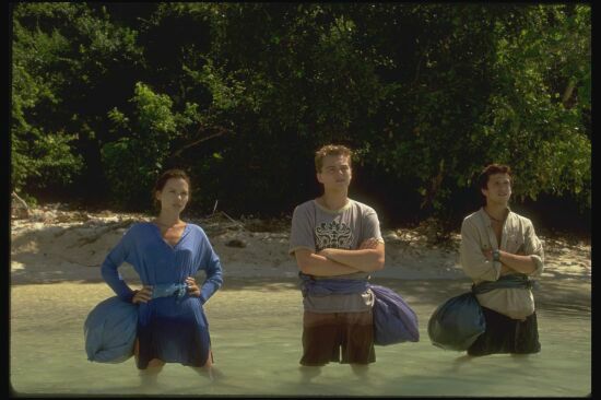 Guillaume Canet در صحنه فیلم سینمایی ساحل به همراه Virginie Ledoyen و لئوناردو ویلهام دی کاپریو
