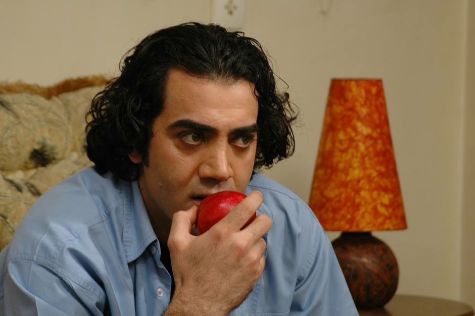 تصویری از بابک نوری، بازیگر و مجری سینما و تلویزیون در حال بازیگری سر صحنه یکی از آثارش