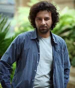 تصویری از حسام منظور، بازیگر سینما و تلویزیون در حال بازیگری سر صحنه یکی از آثارش