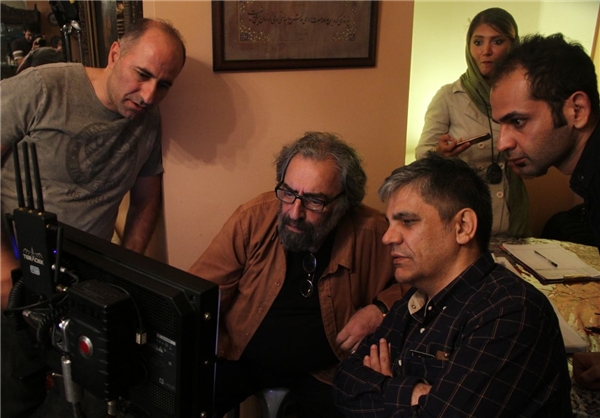 مسعود کیمیایی در پشت صحنه فیلم سینمایی قاتل اهلی به همراه منصور لشگری‌قوچانی