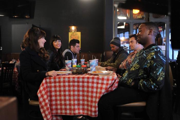 Hannah Simone در صحنه سریال تلویزیونی دختر جدید به همراه ماکس گرینفیلد، Lamorne Morris، زویی دشانل، Jake Johnson و Damon Wayans Jr.