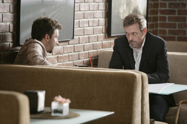 Michael Weston در صحنه سریال تلویزیونی دکتر هاوس به همراه Hugh Laurie