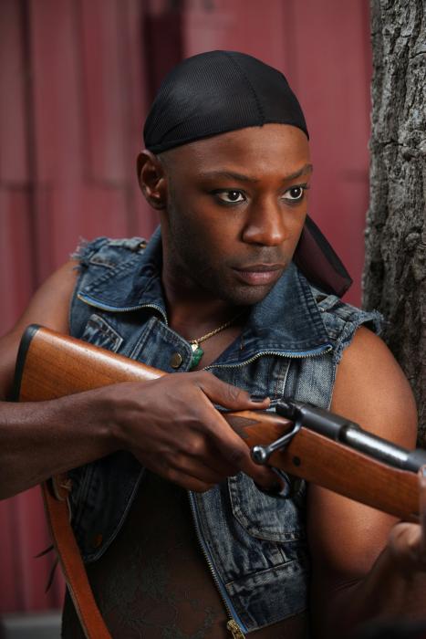 Nelsan Ellis در صحنه سریال تلویزیونی خون حقیقی