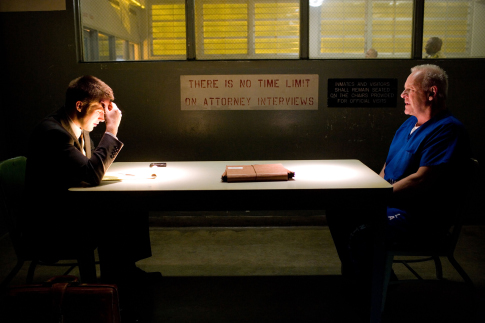 رایان گاسلینگ در صحنه فیلم سینمایی شکست به همراه آنتونی هاپکینز
