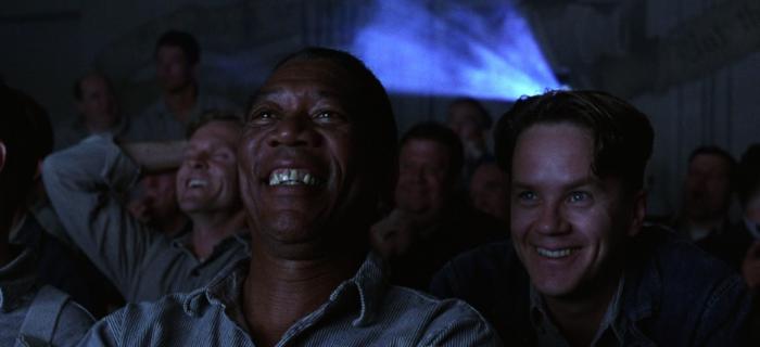 تیم رابینز در صحنه فیلم سینمایی رستگاری در شاوشنک به همراه ویلیام سدلر و مورگان فریمن