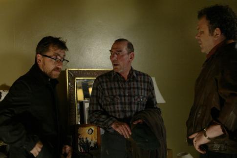 پیت پاستویت در صحنه فیلم سینمایی آب تیره به همراه تیم راث و جان سی ریلی