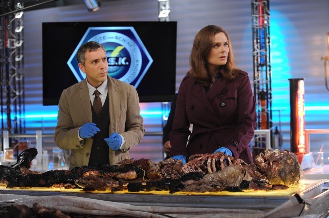 Scott Lowell در صحنه سریال تلویزیونی استخوان ها به همراه Emily Deschanel