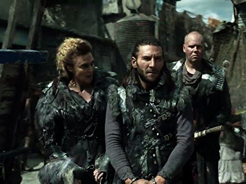 Brenda Strong در صحنه سریال تلویزیونی 100 به همراه Zach McGowan