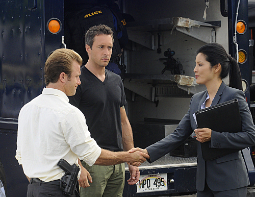 Kelly Hu در صحنه سریال تلویزیونی Hawaii Five-0 به همراه Alex O'Loughlin و Scott Caan