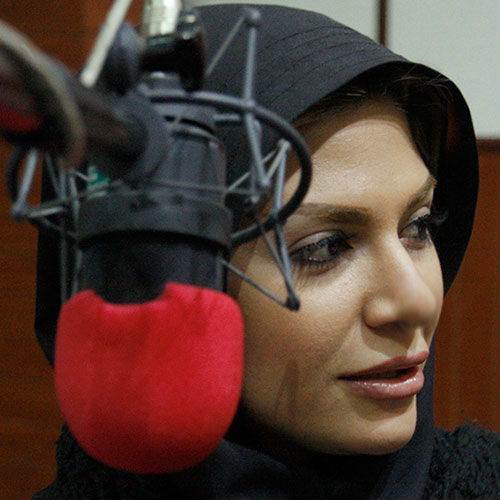 تصویری از شیما جان قربان، مجری سینما و تلویزیون در حال بازیگری سر صحنه یکی از آثارش