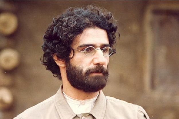 مهدی هاشمی در صحنه سریال تلویزیونی کوچک جنگلی