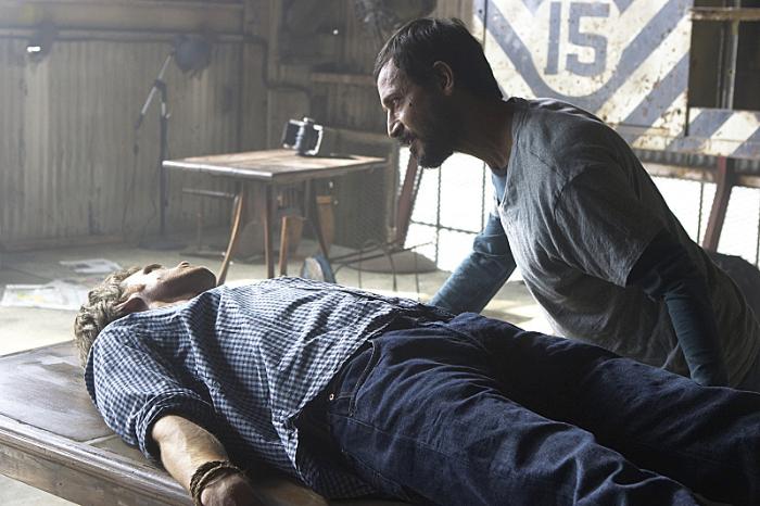 Jesse Borrego در صحنه سریال تلویزیونی دکستر به همراه Michael C. Hall