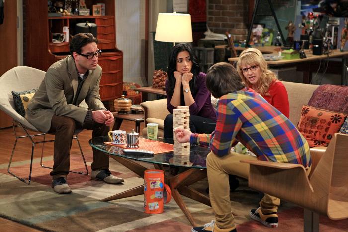 Aarti Mann در صحنه سریال تلویزیونی تئوری بیگ بنگ به همراه سیمون هلبرگ، جانی گالکی و ملیسا راوش