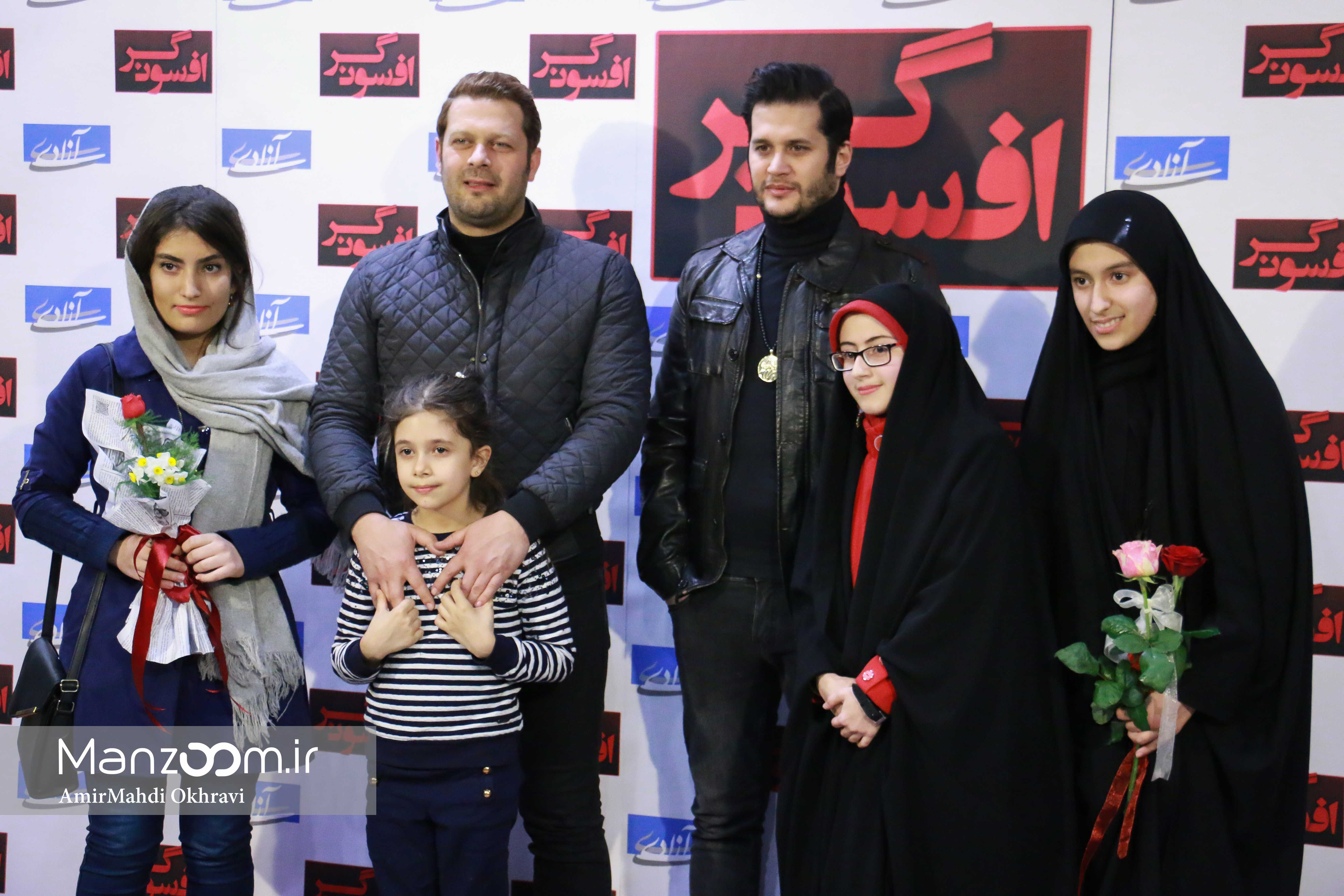 سیاوش خیرابی در اکران افتتاحیه فیلم سینمایی افسونگر به همراه پژمان بازغی