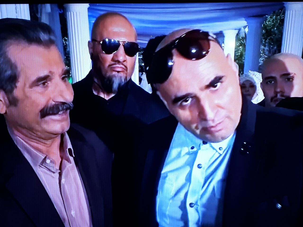 تصویری از علیرضا توپچی، بازیگر سینما و تلویزیون در حال بازیگری سر صحنه یکی از آثارش