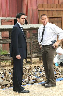 جان لسی در صحنه سریال تلویزیونی ذهن های مجرم به همراه توماس گیبسون