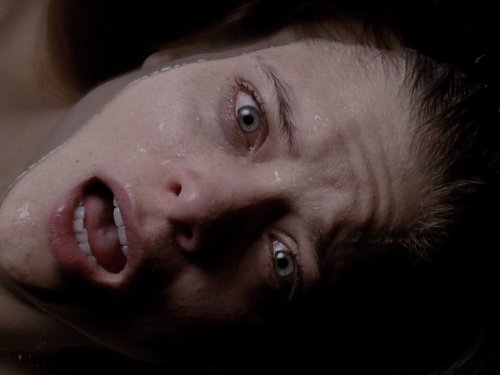 Lizzie Brocheré در صحنه سریال تلویزیونی داستان ترسناک آمریکایی