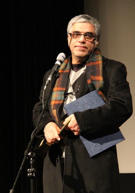 تصویری از محمدعلی باشه‌آهنگر، کارگردان و نویسنده سینما و تلویزیون در حال بازیگری سر صحنه یکی از آثارش