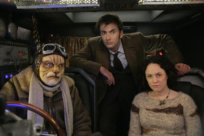 Ardal O'Hanlon در صحنه سریال تلویزیونی Doctor Who به همراه دیوید تننت و Jennifer Hennessy