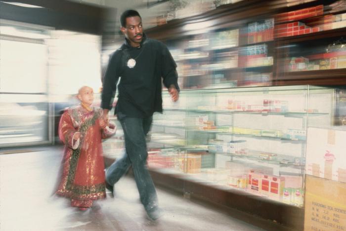 J.L. Reate در صحنه فیلم سینمایی کودک طلایی به همراه ادی مورفی