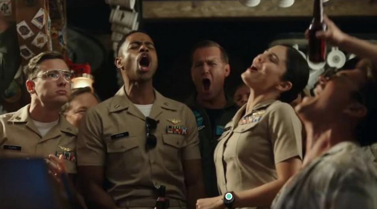 مایلز تلر در صحنه فیلم سینمایی Top Gun: Maverick به همراه Monica Barbaro، Jay Ellis، Douglas Rouillard و Douglas Rouillard