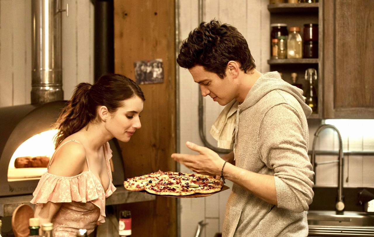 Emma Roberts در صحنه فیلم سینمایی Little Italy به همراه هایدن کریستنسن