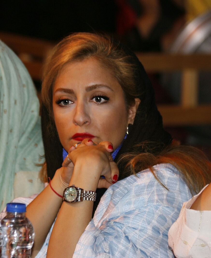 تصویری از رعنا روشنک، بازیگر سینما و تلویزیون در حال بازیگری سر صحنه یکی از آثارش