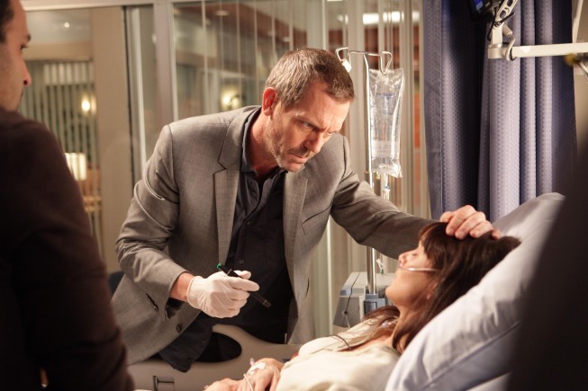 سارا وین کالایز در صحنه سریال تلویزیونی دکتر هاوس به همراه Hugh Laurie