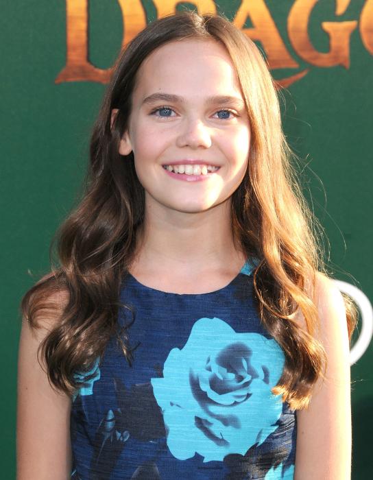 Oona Laurence در صحنه فیلم سینمایی اژدهای پیت