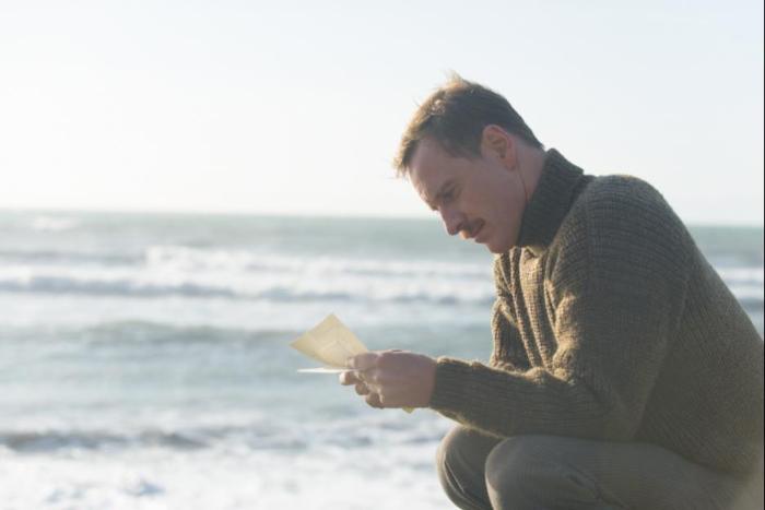 مایکل فاسبندر در صحنه فیلم سینمایی نور بین اقیانوس ها