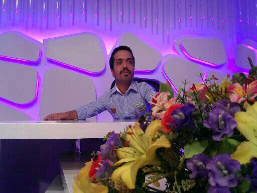 تصویری از امید علیمردانی، بازیگر سینما و تلویزیون در حال بازیگری سر صحنه یکی از آثارش