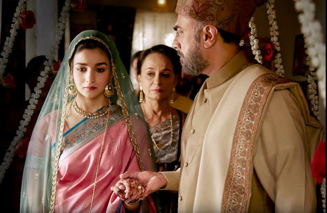 Rajit Kapoor در صحنه فیلم سینمایی Raazi به همراه Alia Bhatt